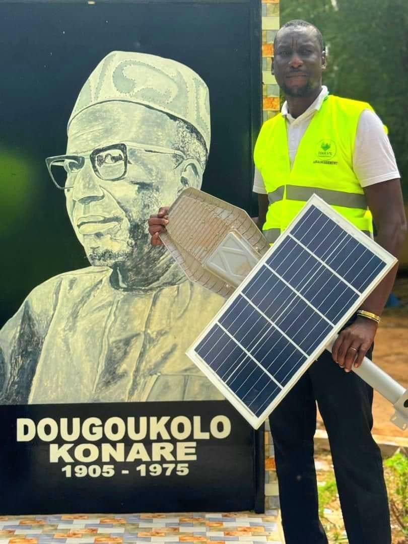 La Présidente Fatoumata BATOULY NIANE illumine le Lycée Dougoukolo Konaré de Kayes avec 40 lampadaires solaires intelligents. 